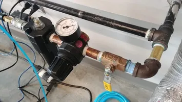 Airflow is off when the valve handle is perpendicular to the pipe. The pressure guage also reads zero.